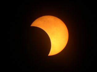 La luna "muerde" al sol durante dos horas