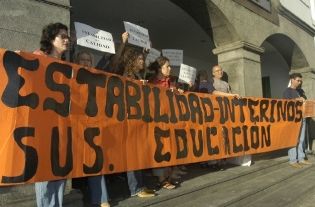 Una veintena de profesores interinos y sustitutos de Lanzarote se manifiestan para reivindicar estabilidad laboral