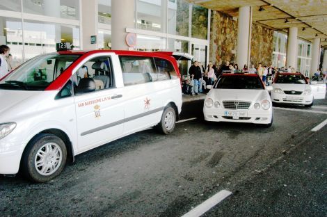 Los taxistas proponen al Gobierno de Canarias una subida de 15 céntimos por la bajada de bandera