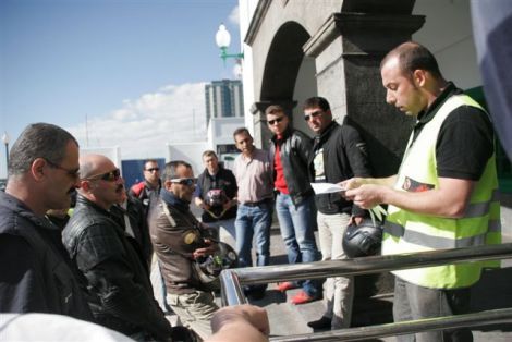 Los motoristas de Lanzarote se concentran en la Dirección Insular en contra de los guardarraíles