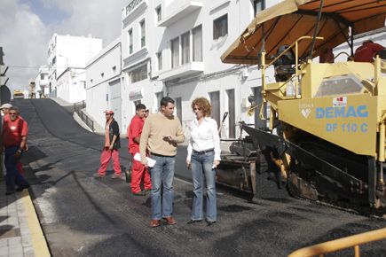 El Ayuntamiento de Arrecife reasfalta las calles más transitadas de la capital