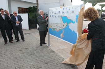 Arrecife estrena una nueva parada de guagua y señalización para los cruceristas