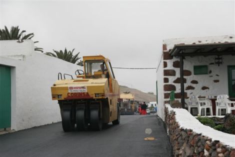 Cabildo y Yaiza reasfaltan las calles circundantes a la plaza de Femés