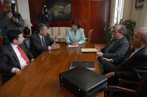 El Cabildo recibe con preocupación la visita de los compradores de la Isleta de La Santa