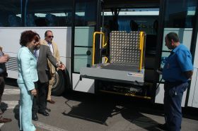 Lanzarote cuenta ya con una guagua específica para el transporte de personas con movilidad reducida