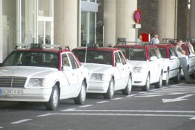 Cabildo, ayuntamientos, taxistas y Asolan valoran positivamente el nuevo sistema de recogida de pasajeros de Guacimeta