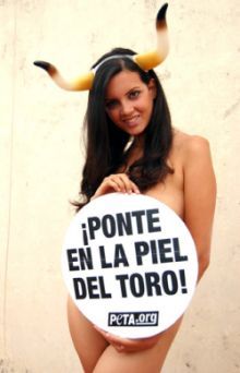 Una modelo canaria correrá desnuda en San Fermín para protestar por "la crueldad" de los encierros