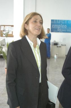 Mercedes Roldós visita la isla para denunciar las carencias sanitarias en Lanzarote