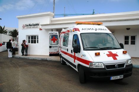 Dos jóvenes, con heridas leves tras volcar con un coche