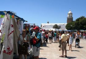 Un niño de siete años está en estado grave tras caérsele encima parte de la fuente de la plaza de Teguise