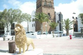 Teguise, pendiente de la evolución del niño herido de gravedad cuando jugaba en la fuente de la Plaza de los Leones