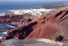 Los restaurantes de El Golfo, denunciados por invadir el dominio público marítimo-terrestre