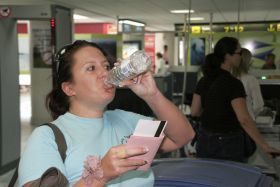 La prohibición de llevar líquidos en el equipaje de mano colapsa Guacimeta