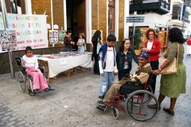 Las personas con discapacidad reivindican en la Calle Real el compromiso de la sociedad para su integración