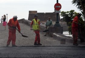 Polémico reasfaltado de la avenida marítima de Arrecife una semana antes de Navidad