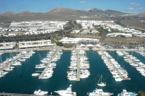 Adena presenta en Canarias el primer barco que cruzará el Atlántico impulsado sólo por energía solar