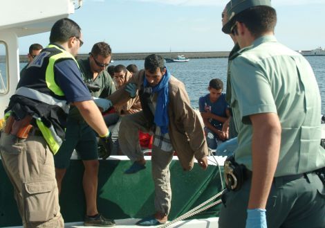 Temen un aumento de la inmigración ilegal por el anuncio de que España necesitará 180.000 inmigrantes en 2007