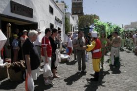 Teguise se prepara para ponerse la mascarita