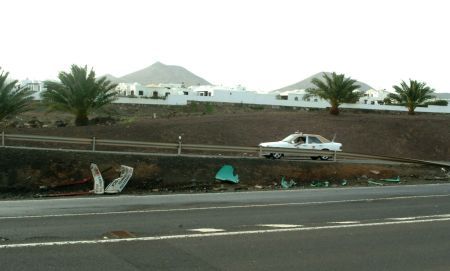 Un vehículo vuelca tras salirse de la circunvalación de Arrecife y chocar contra una señal