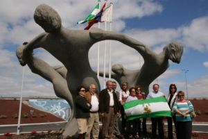 Playa Honda celebra el Día de Andalucía con izado de bandera y brindis de fino