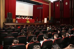 Las autoridades educativas acompañan los alumnos en la presentación de la Muestra de Cortos Escolares