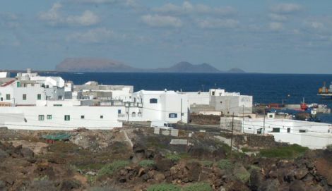 Cuatro personas rescatadas tras encallar su velero en Lanzarote