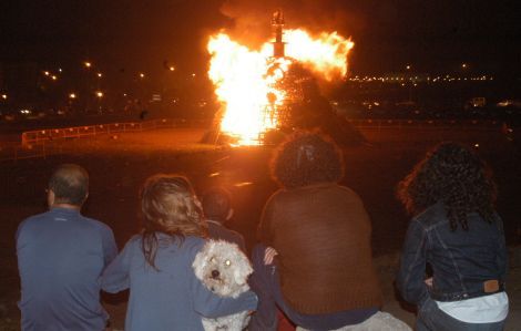 San Bartolomé prepara las hogueras de San Juan