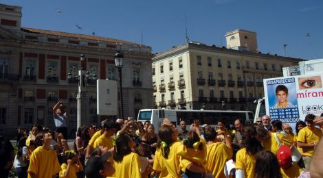 Ciento cincuenta y cuatro globos llenan el cielo de Santa Lucía para recordar a Yeremi y Madeleine