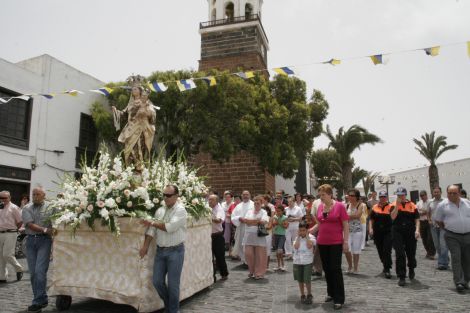 La Virgen del Carmen recibe honores en el mar y en la tierra