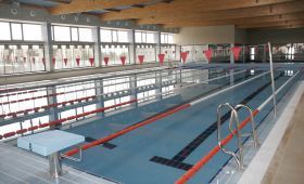 El Ayuntamiento inauguró el Pabellón Deportivo y abrió la inscripción en la piscina sin que fueran "propiedad municipal"