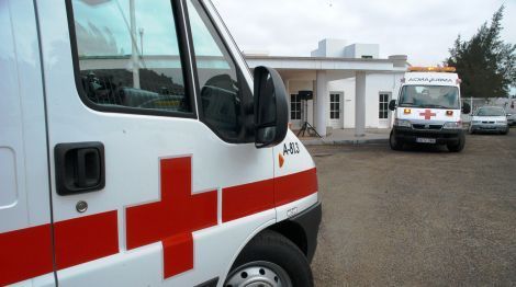 Un chico de 16 años, en estado crítico tras caer a la piscina de un complejo turístico de Playa Blanca