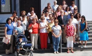 Un centenar de mujeres apuesta por la artesanía del vestir