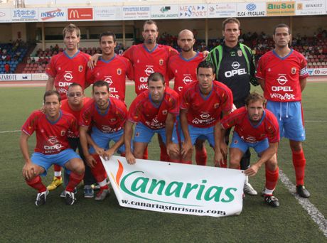 La UD Lanzarote sumó su segunda derrota a domicilio en un derbi que comenzó ganando y donde fueron espulsados tres jugadores "rojillos"