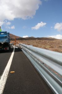 Teguise instala 200 metros de barrera metálica para la protección de motociclistas