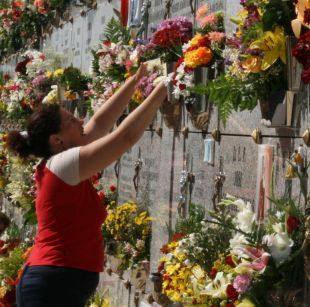 Las flores adornaron los cementerios