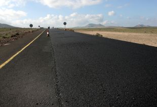 Las obras de las carreteras que unen Soo y el Complejo Agroindustrial con Famara  finalizarán para primavera