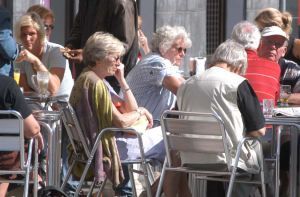 Lanzarote intenta frenar el descenso de turistas ingleses mostrándose en sus estaciones de tren y en los centros comerciales