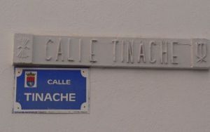 La Asociación de Vecinos de Titerroy propone retirar los escudos y nombres de calles vinculados al franquismo