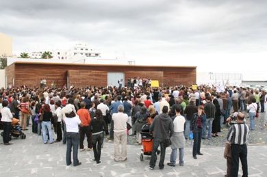 Cerca de un millar de  personas se manifiestan por la carestía de la cesta de la compra