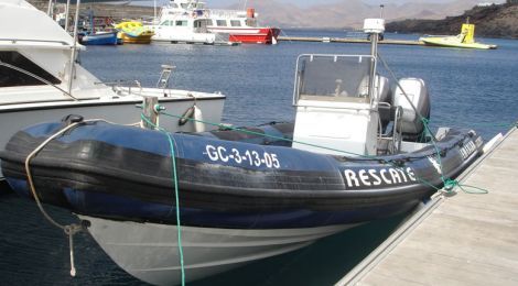 Rescatada una lancha con dos pasajeros tras quedarse encallada entre las rocas