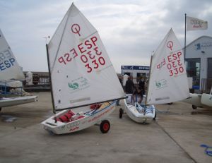 El joven regatista Kevin Cabrera participa en el Campeonato de España de Optimist