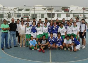 La alcaldesa de Yaiza se reúne con los miembros de la Escuela Municipal de Fútbol Sala