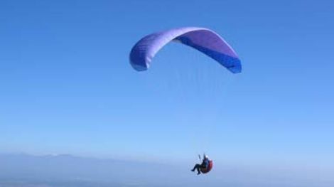 Un varón resulta herido tras caer el parapente en el que volaba