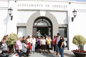 Protesta ante el Ayuntamiento por el traslado del mercadillo del Parque Ramírez Cerdá