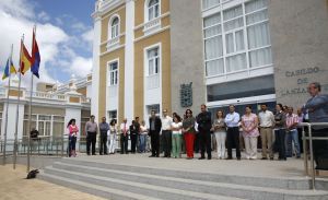 El Cabildo y el Ayuntamiento de Arrecife guardan cinco minutos de silencio por la última víctima de ETA