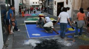 Coloridas alfombras de sal decoraron la isla con motivo del Corpus Christi