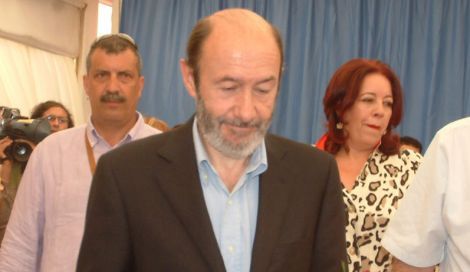 Rubalcaba confirma que el Gobierno reformará la Ley de Extranjería para incrementar el plazo de internamiento en los CIE's