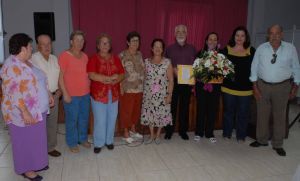 Los mayores del centro Santa Elena recogen los premios por el quinto aniversario