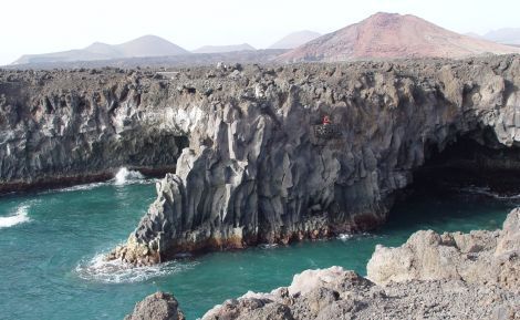 Un varón es rescatado tras caer al mar y quedar inconsciente en Los Hervideros