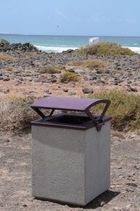 La playa de Famara estrena papeleras